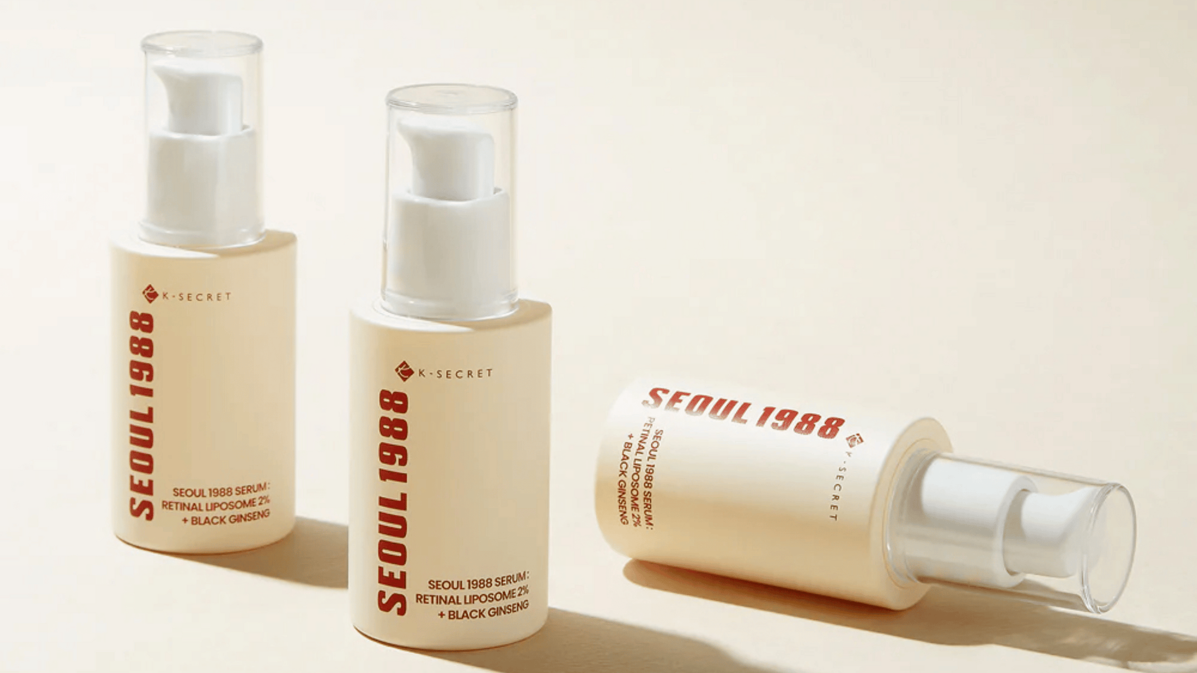 Seoul 1988 Serum från K-Secret med 2 % Retinal Liposome och svart ginseng i eleganta pumpflaskor, idealisk för anti-age och hudförnyelse.