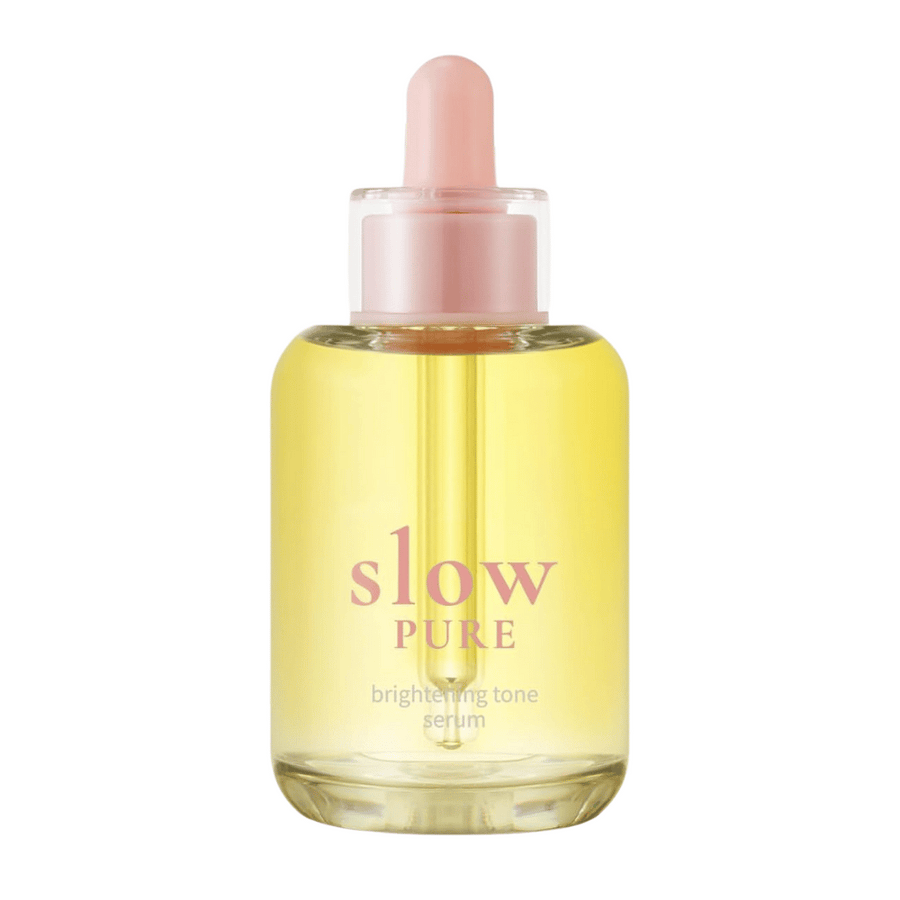 Slow Pure Brightening Tone Serum i klar glasflaska med pipett, fyllt med lystergivande gult serum.