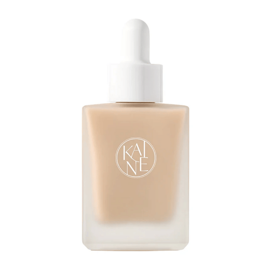 KANE Chaga Collagen Charging Serum i en elegant, frostad glasflaska med vit pipett. Återfuktande serum berikat med kollagen och chagaextrakt för fastare hud.