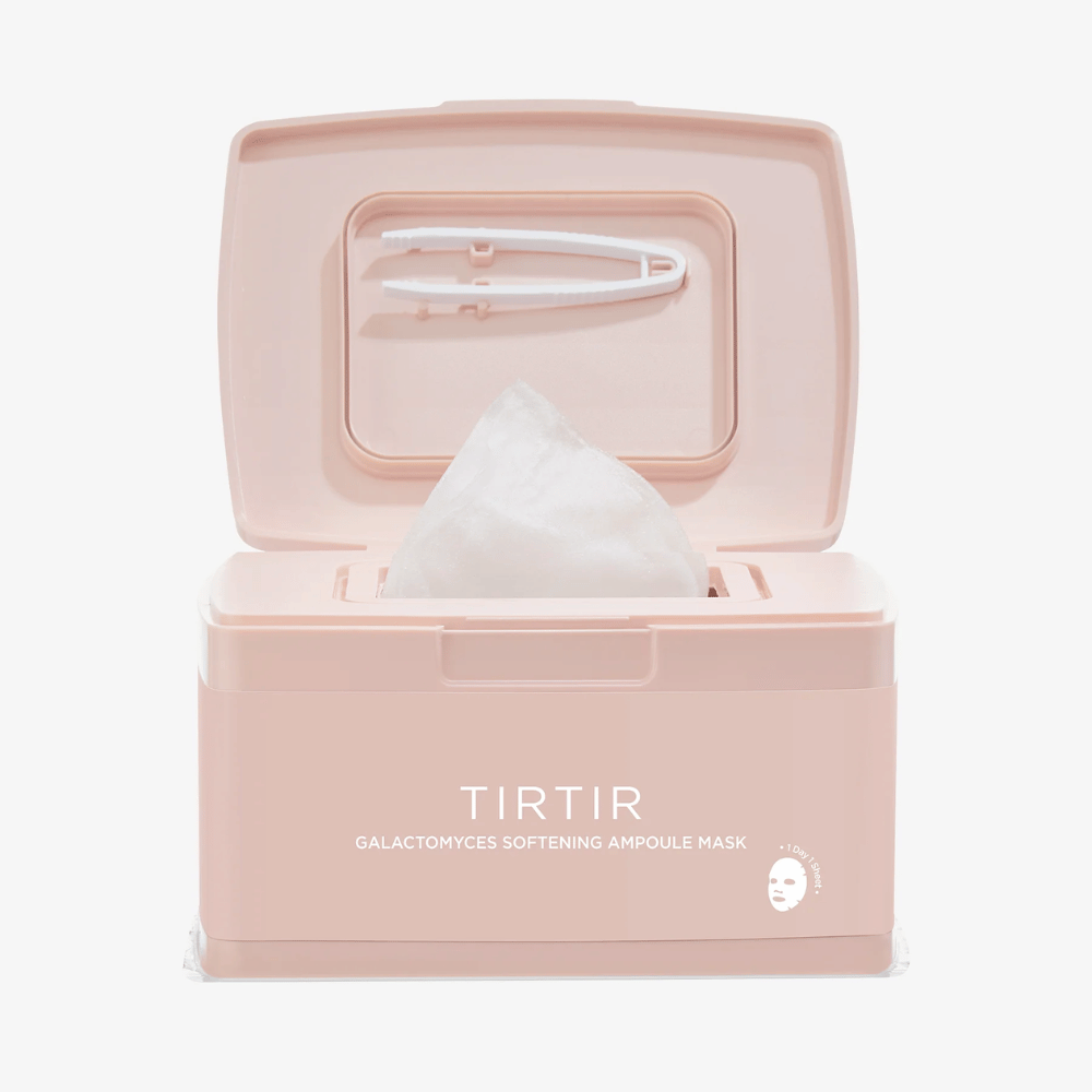 Rosa förpackning med öppet lock som visar en upphöjd sheet mask och medföljande pincett fäst på insidan av locket, märkt med texten "TIRTIR GALACTOMYCES SOFTENING AMPOULE MASK".