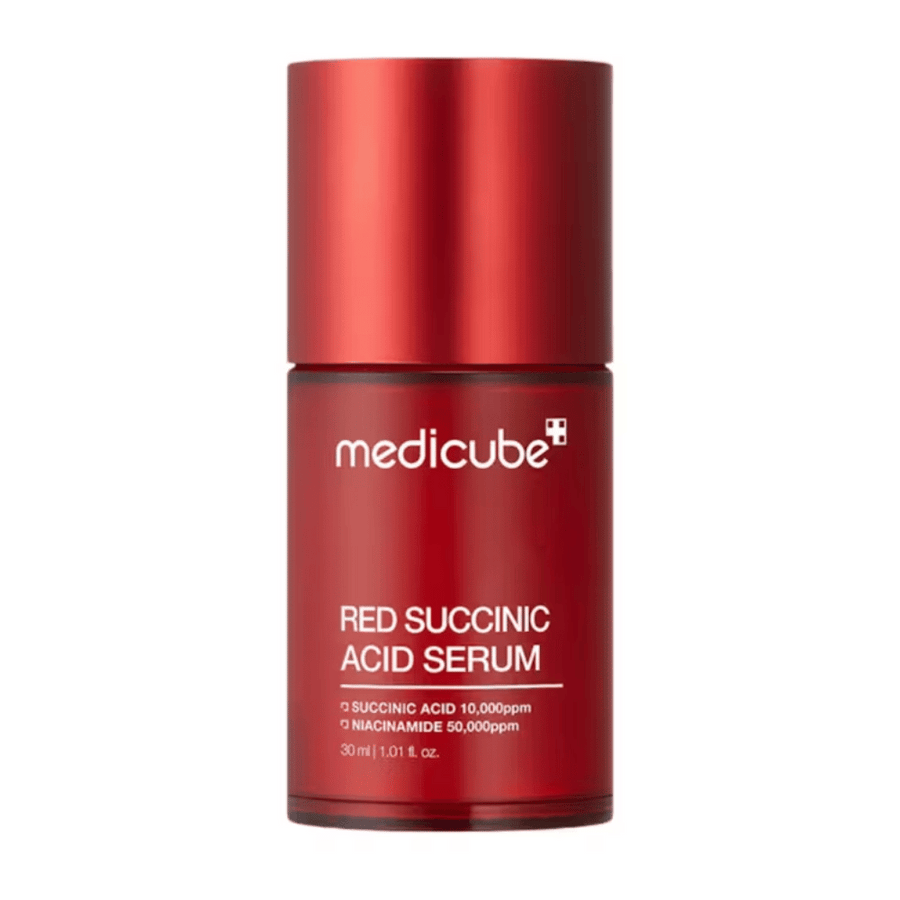 Medicube Red Succinic Acid Serum i elegant röd flaska med text som anger innehåll av succinic acid 10,000ppm och niacinamide 50,000ppm, 30 ml. Designad för aknebenägen hud och pigmentvård.