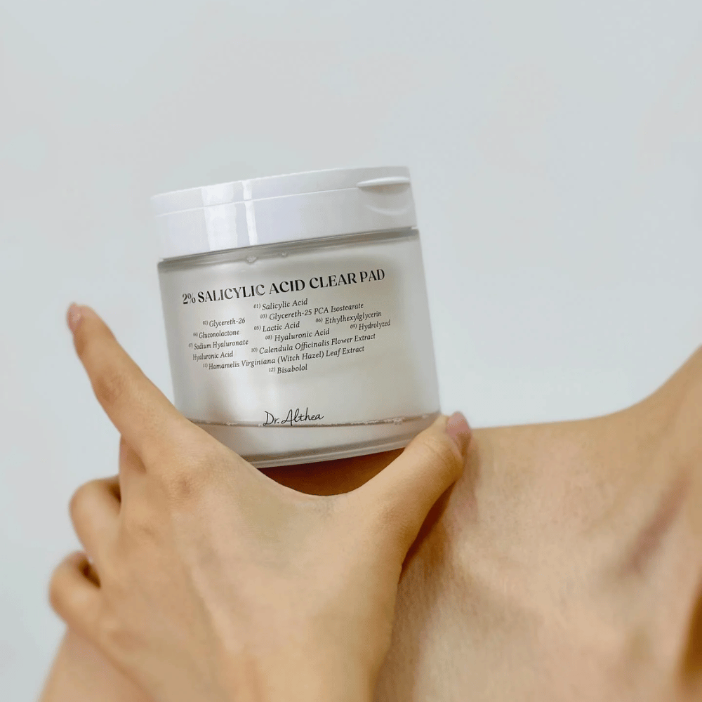 Dr. Althea 2% Salicylic Acid Clear Pad held in hand. Toner pads with 2% salicylic acid that gently exfoliate, soothe the skin, and improve skin texture.