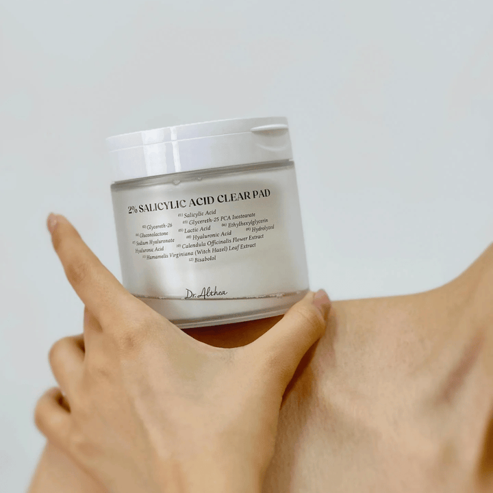 Dr. Althea 2% Salicylic Acid Clear Pad held in hand. Toner pads with 2% salicylic acid that gently exfoliate, soothe the skin, and improve skin texture.