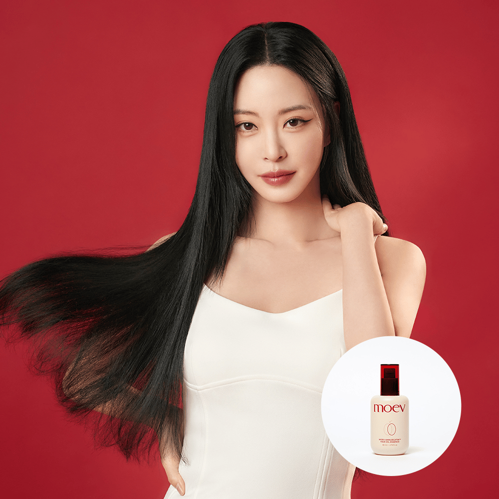 Kvinna med långt, glänsande hår visar resultatet av MOEV Annurcatin Hair Oil Essence – koreansk hårolja som återfuktar och motverkar friss för ett silkeslent hår.