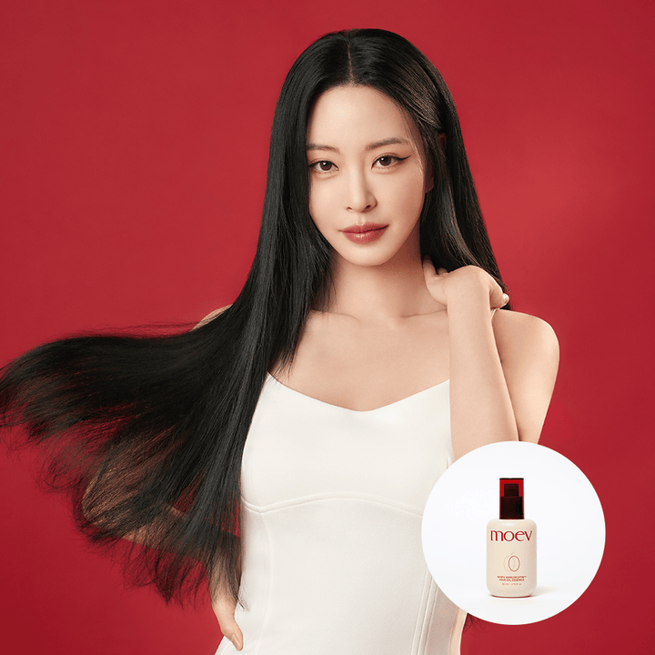 Kvinna med långt, glänsande hår visar resultatet av MOEV Annurcatin Hair Oil Essence – koreansk hårolja som återfuktar och motverkar friss för ett silkeslent hår.