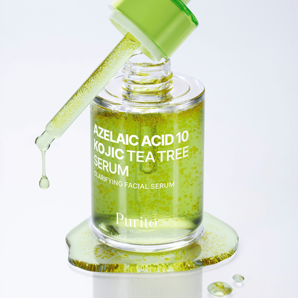 Närbild på Purito Azelaic Acid 10 Kojic Tea Tree Serum med pipett och droppar. Ger klarare hud och minskar orenheter.