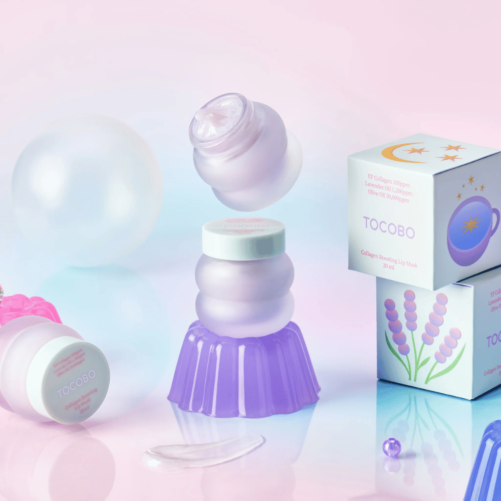 Flera burkar av TOCOBO Collagen Boosting Lip Mask med fantasifull bakgrund i pastellfärger.