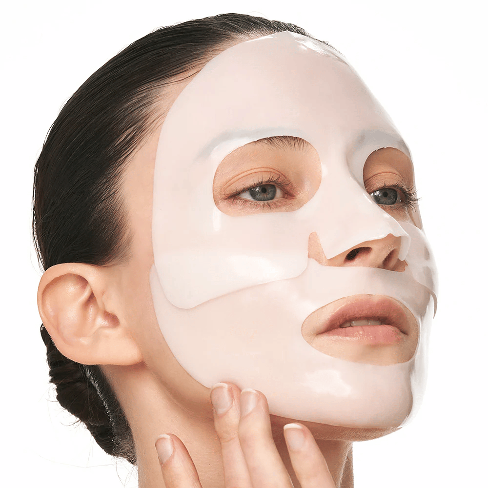 Woman with Sungboon Editor Deep Collagen Power Boosting Mask in hydrogel, a moisturizing Sheet mask that strengthens the skin's elasticity.