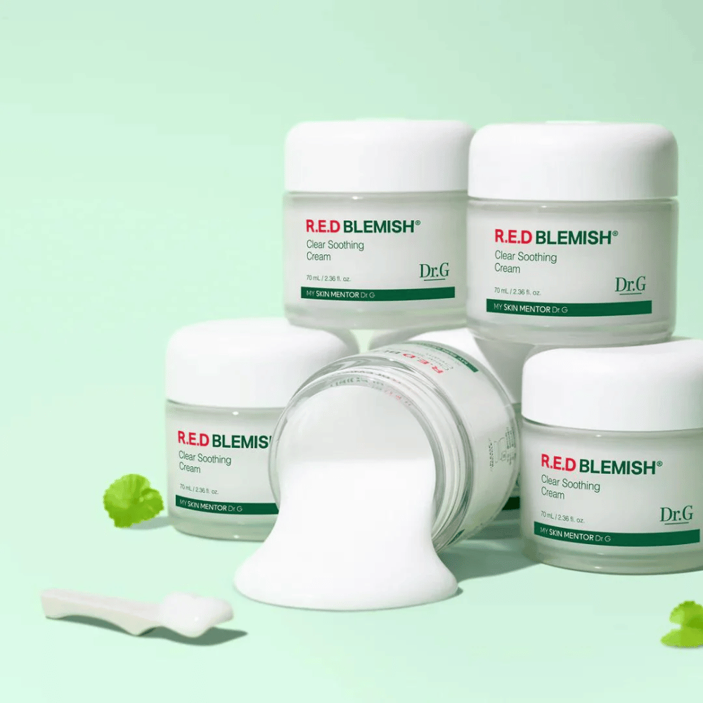 Dr.G R.E.D Blemish Clear Soothing Cream offers intensive hydration and relief for sensitive skin. The formula with Centella Asiatica and hyaluronic acid strengthens the skin's barrier and reduces irritation. Perfect for daily use for a balanced and clear skin tone.