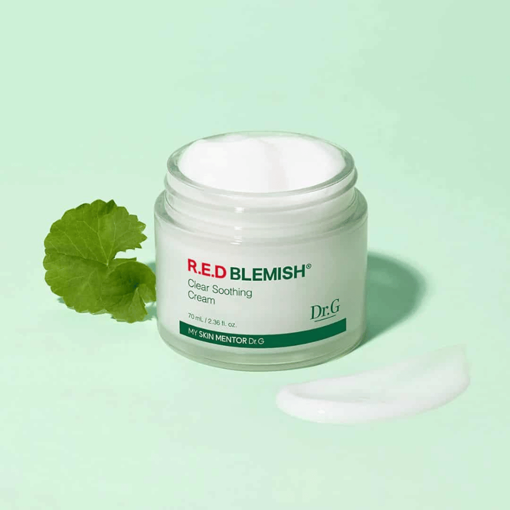 Dr.G R.E.D Blemish Clear Soothing Cream soothes and moisturizes sensitive skin. Enriched with Centella Asiatica and hyaluronic acid, it strengthens the skin barrier and reduces redness. Perfect for daily care for balanced and clear skin.