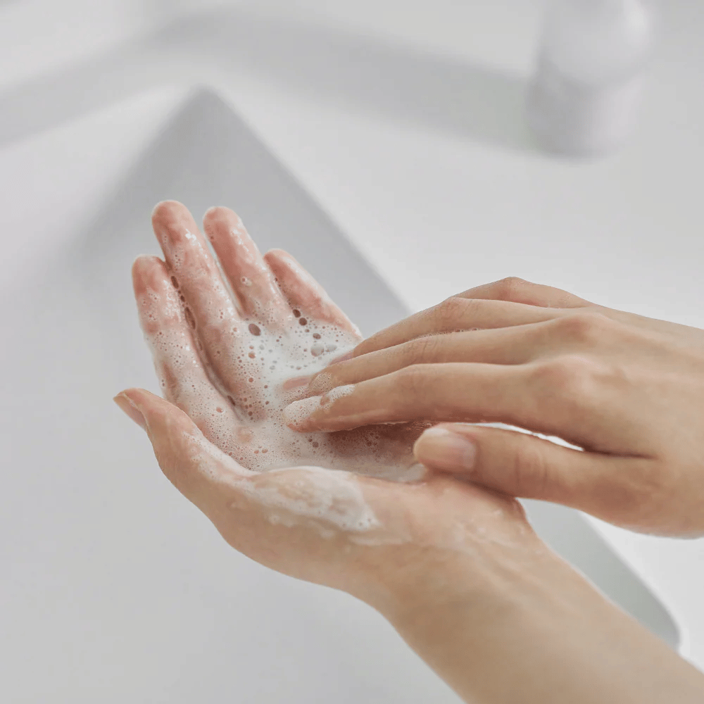 Mild gel cleanser that lathers in the hands – gentle face wash that cleanses the skin effectively without drying out, perfect for sensitive and barrier-weak skin.