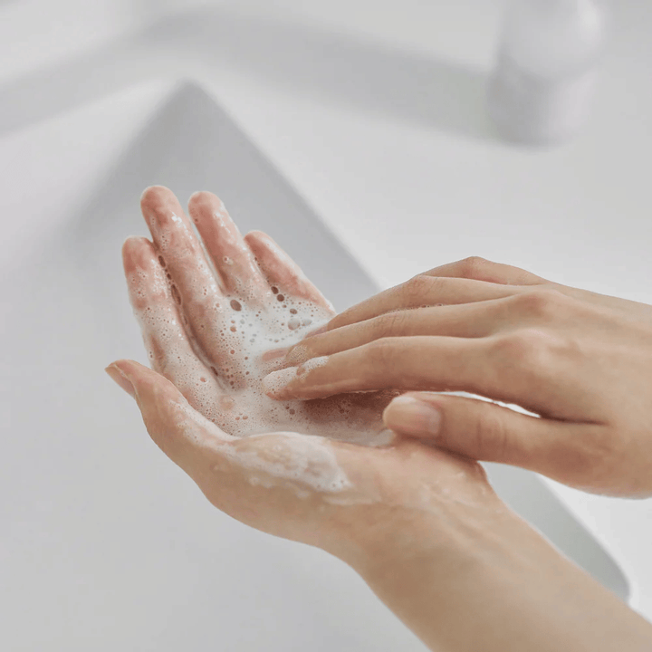 Mild gel cleanser that lathers in the hands – gentle face wash that cleanses the skin effectively without drying out, perfect for sensitive and barrier-weak skin.