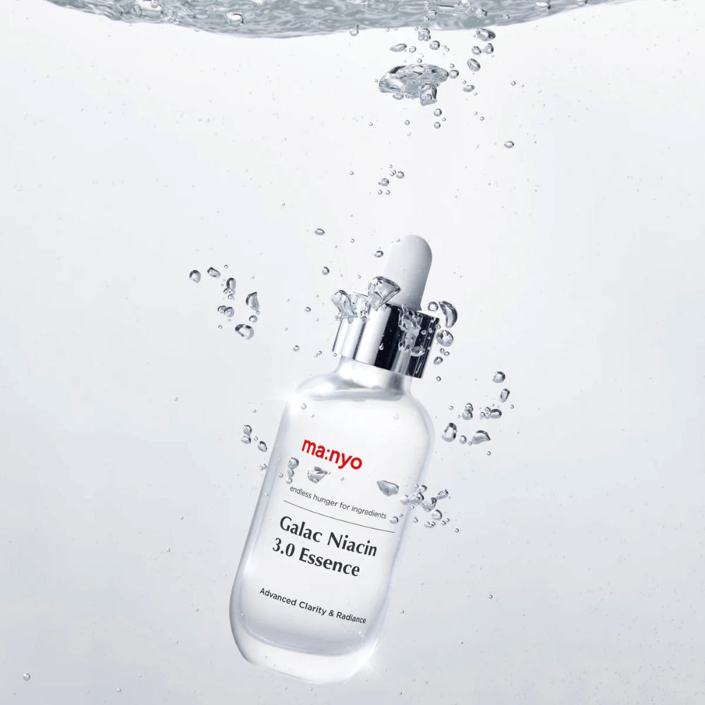 Ma:nyo Galac Niacin 3.0 Essence under water – symbol of its hydrating and fresh formula that restores skin balance and glow.