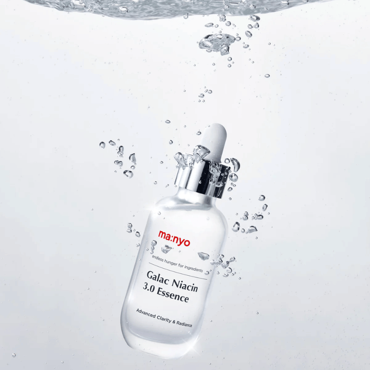 Ma:nyo Galac Niacin 3.0 Essence under water – symbol of its hydrating and fresh formula that restores skin balance and glow.