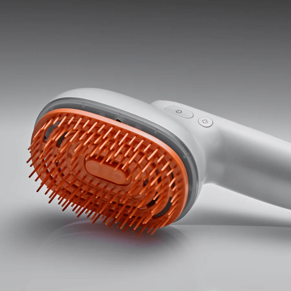 LILYEVE GrowTurn Brush Steam Booster – close-up of brush head and control buttons
