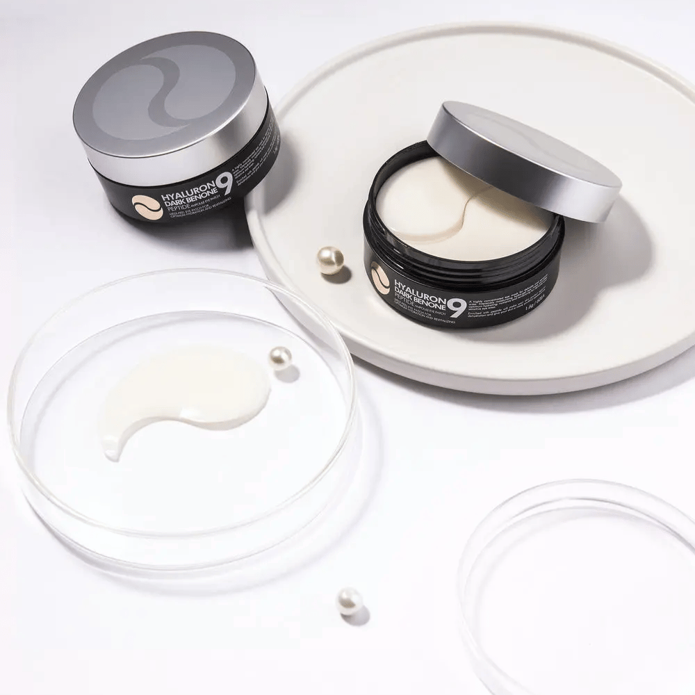 Hyaluron Dark Benone Peptide 9 Ampoule Eye Patch in an open jar with hydrogel patches – intensely moisturizing eye mask with peptides and hyaluronic acid.