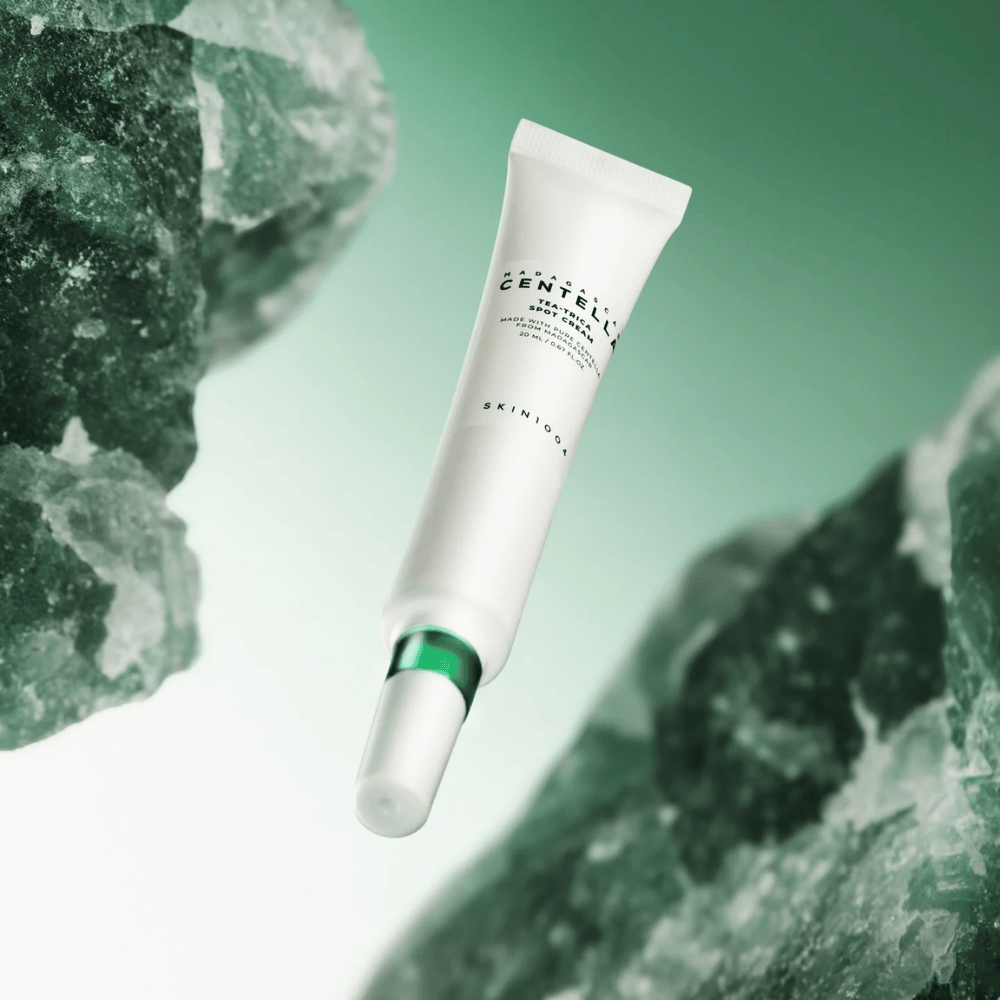 SKIN1004 Madagascar Centella Tea-Trica Spot Cream 20 ml for acne and pimples, product image with green background and crystal structure – soothing spot treatment with centella asiatica and tea tree.