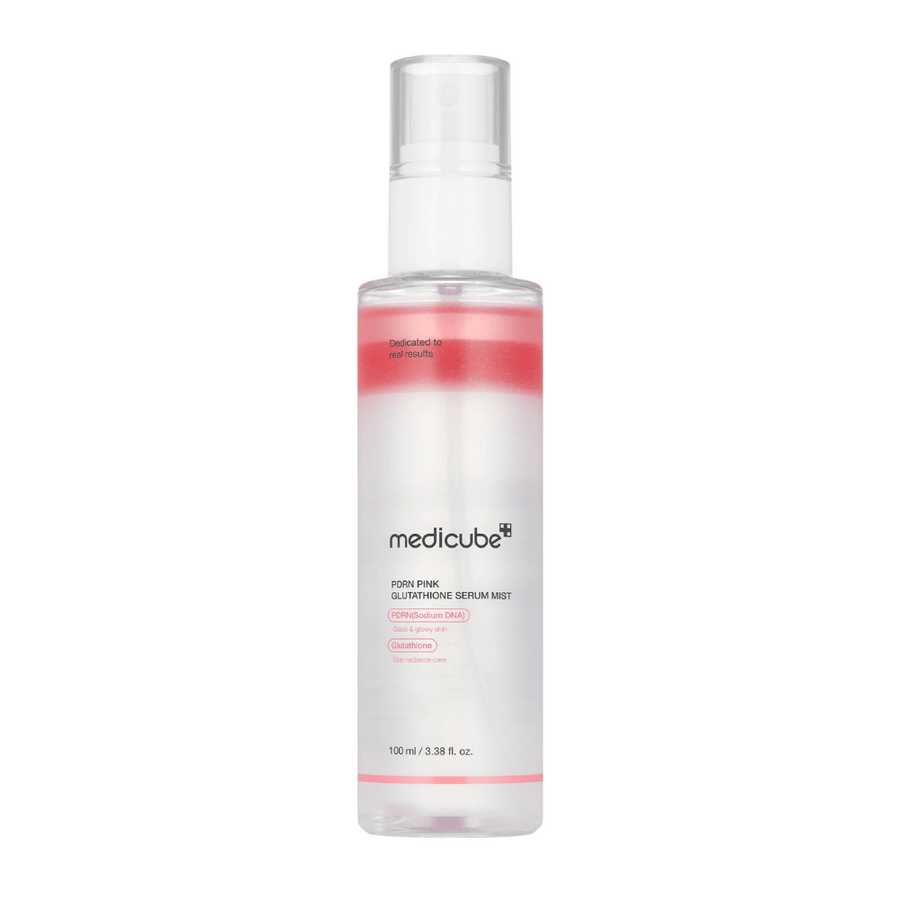 Medicube PDRN Pink Glutathione Serum Mist – ansiktsspray i transparent flaska med rosa lager, designad för lyster, återfuktning och förbättrad hudelasticitet.