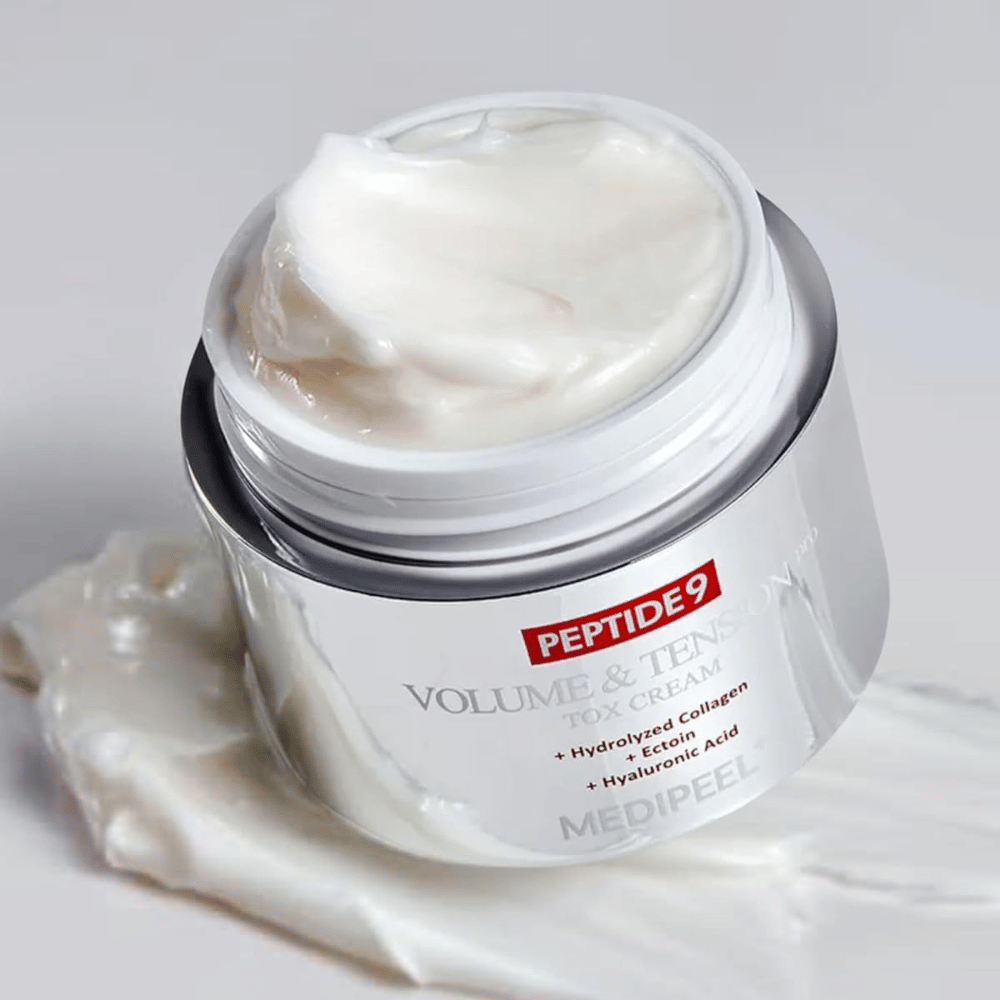 Närbild på MEDI-PEEL Peptide 9 Volume & Tension Tox Cream. Den rika krämen innehåller hydrolyserat kollagen, ectoin och hyaluronsyra för fastare och återfuktad hud.