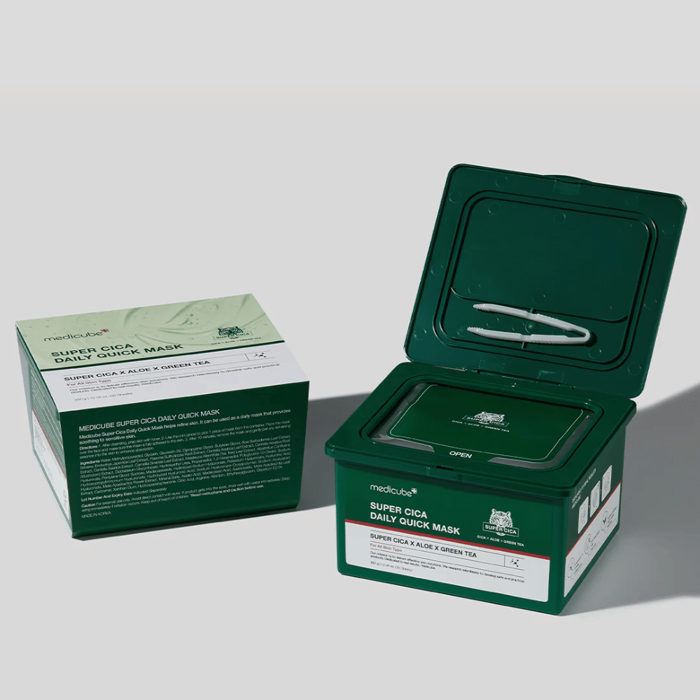 Två förpackningar av medicube Super Cica Daily Quick Mask – en stängd kartong och en öppen grön plastburk med pincett i locket. Maskerna innehåller Cica, aloe och grönt te för daglig vård och lugnande effekt.