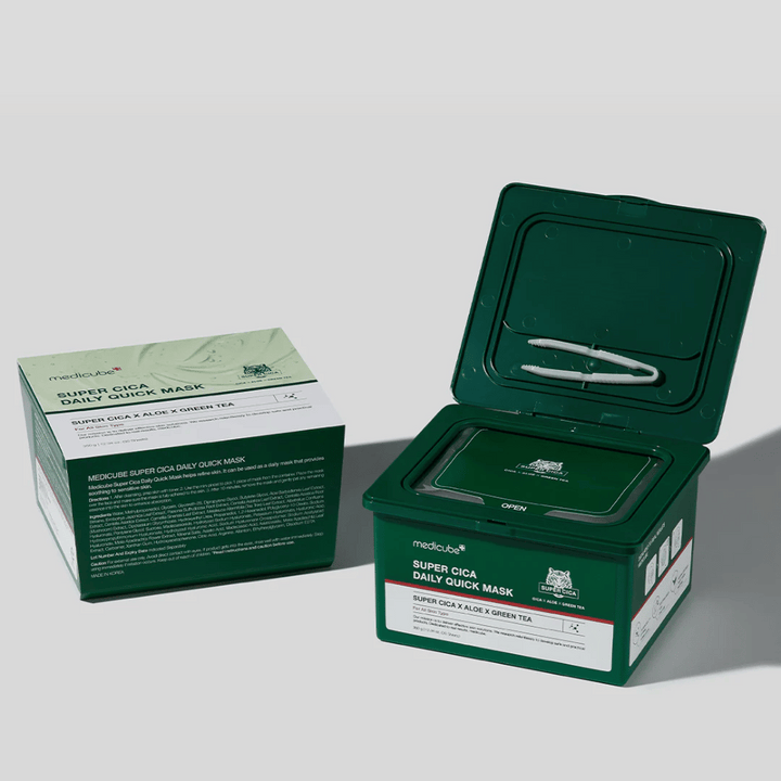 Två förpackningar av medicube Super Cica Daily Quick Mask – en stängd kartong och en öppen grön plastburk med pincett i locket. Maskerna innehåller Cica, aloe och grönt te för daglig vård och lugnande effekt.