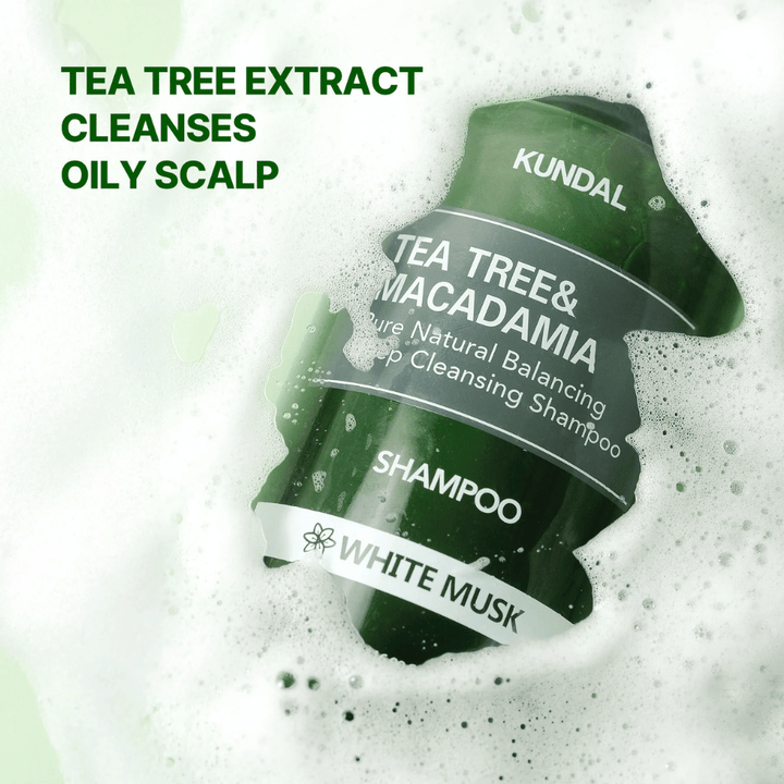 Product image with foam and text highlighting the cleansing effect of tea tree extract for an oily scalp and balanced scalp care.