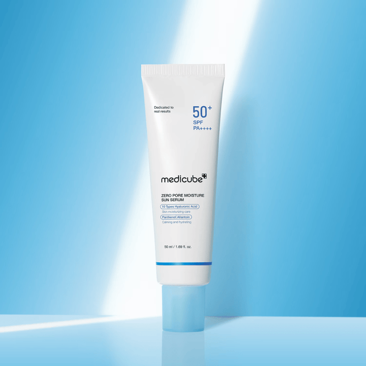 Medicube Zero Pore Moisture Sun Serum SPF50+ PA++++ presented against a blue background. Moisturizing sun serum with hyaluronic acid, panthenol, and allantoin for daily UV protection and skin care.